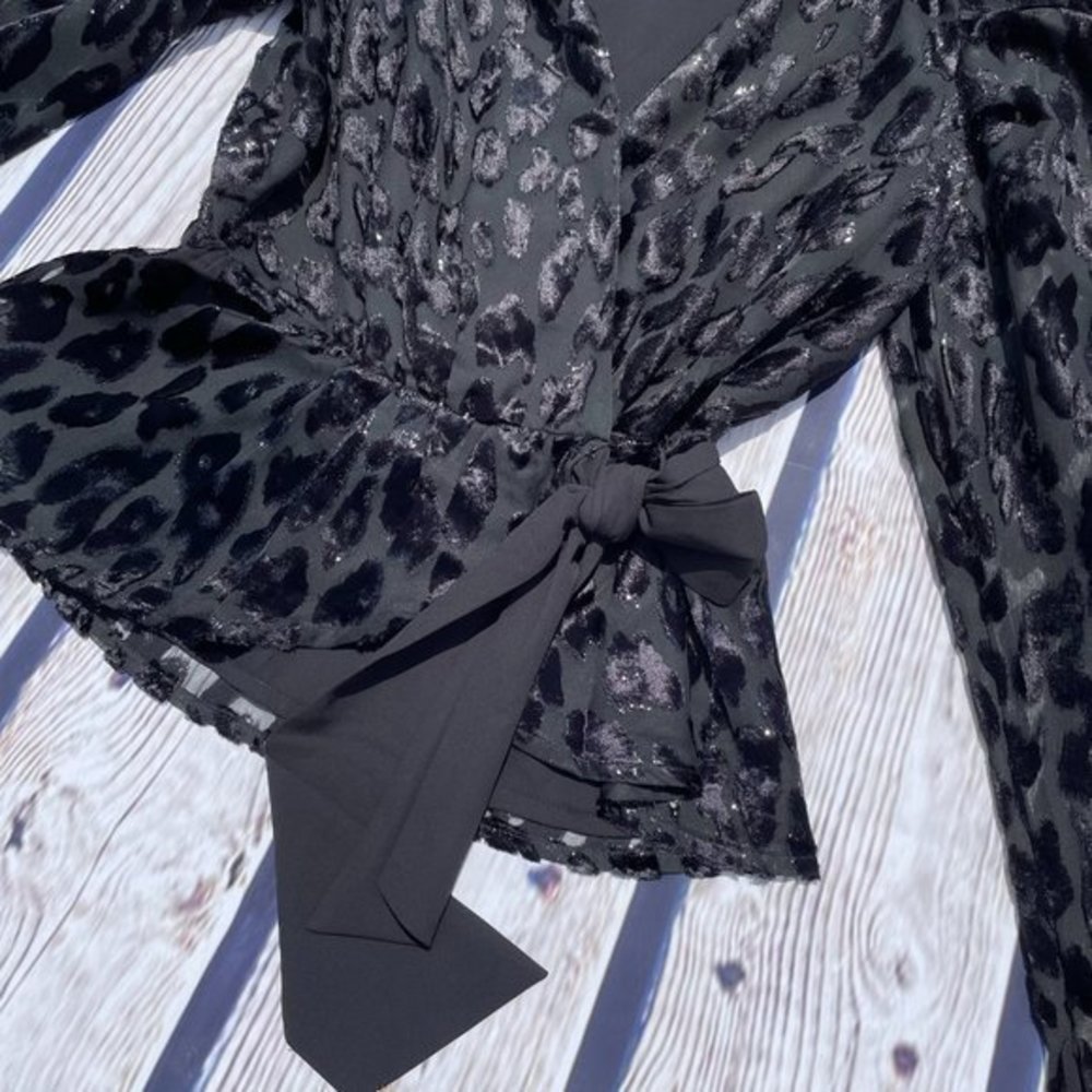 EXPRESS Metallic Leopard Wrap Front Bow Top Small - Picture 5 of 10